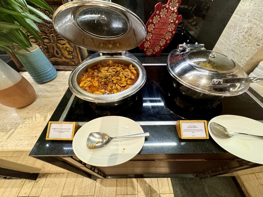 コンラッドバリ 朝食 チキンカレー