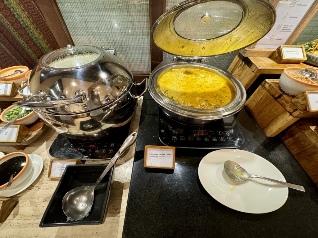 コンラッドバリ 朝食 バリ風チキンカレー