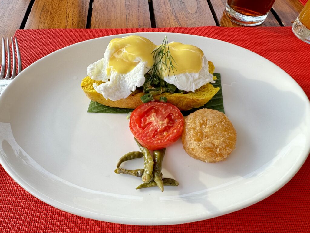 コンラッドバリ 朝食 バリ風エッグベネディクト