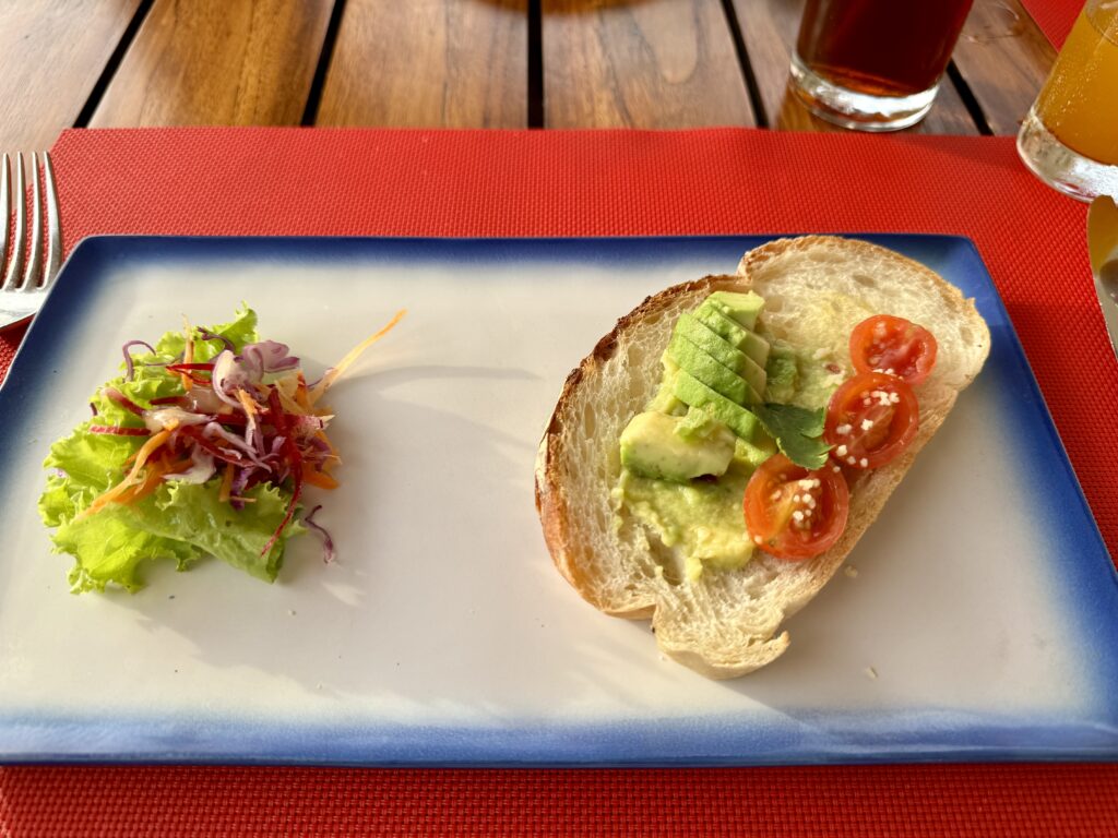 コンラッドバリ 朝食 アボカドトースト