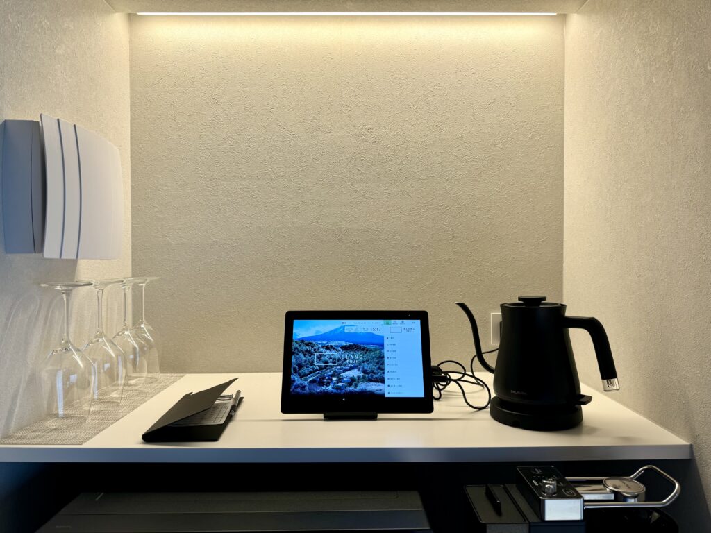 BLANC FUJI Suite Villa タッチパネルと電気ケトル