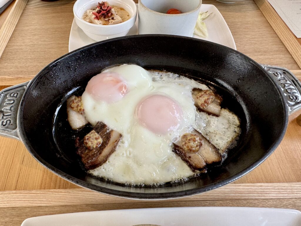 BLANC FUJI 朝食 自家製ベーコンと目玉焼き
