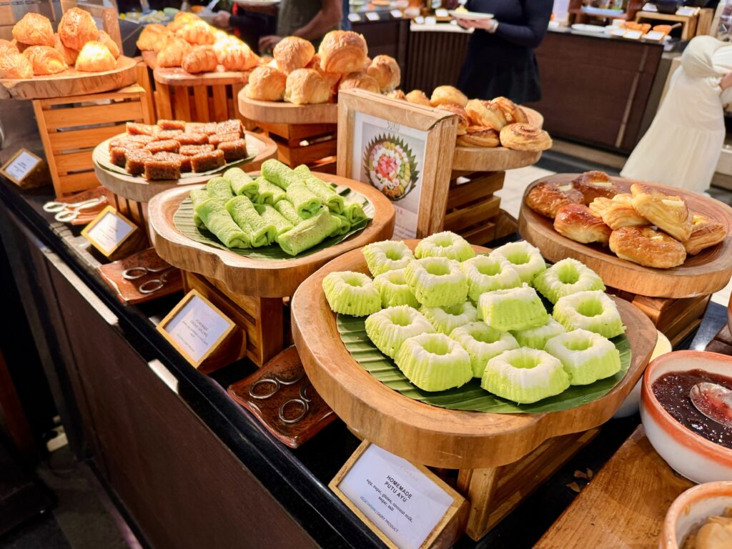コンラッドバリ 朝食 ビュッフェ台の様子