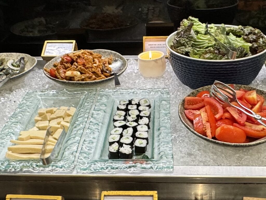 コンラッドバリ 朝食 サラダコーナーの細巻き