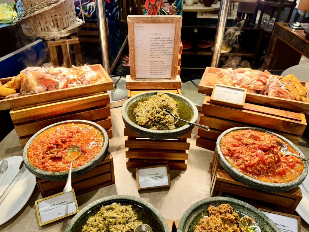 コンラッドバリ 朝食 ビュッフェ台の様子