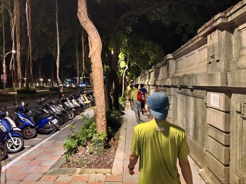 エバー航空マラソン ホテルからスタート地点へ向かう様子