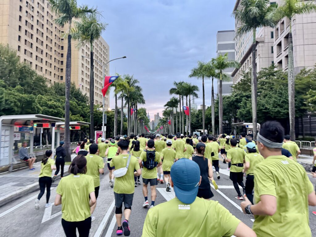 エバー航空マラソン 仁愛路の様子