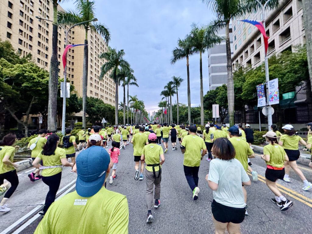 エバー航空マラソン 仁愛路の様子
