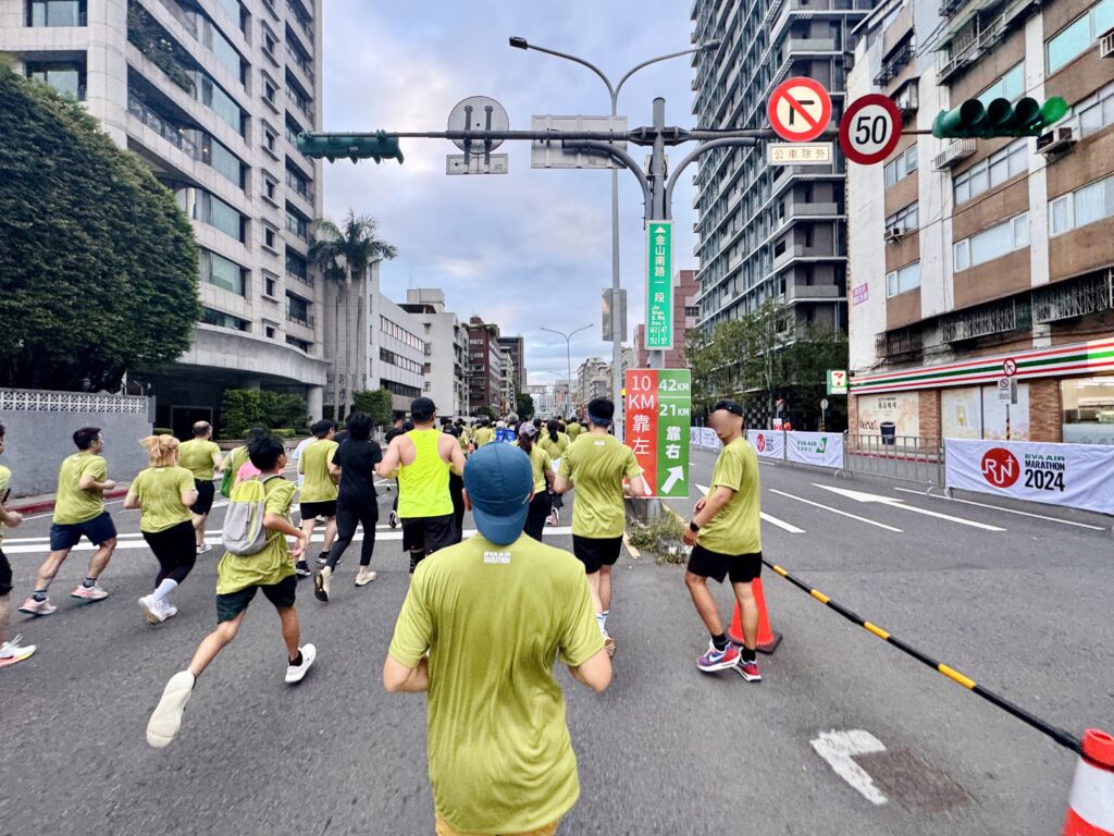 エバー航空マラソン 高架道路まであと少し