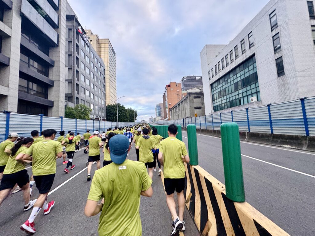 エバー航空マラソン いよいよ高架道路へ突入