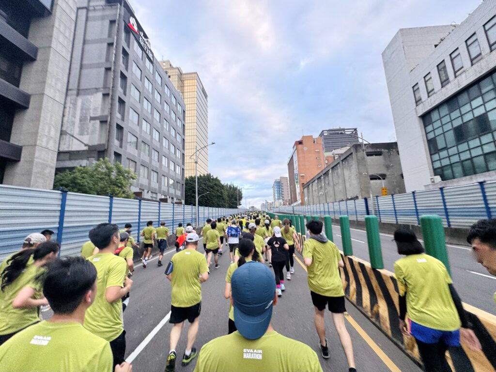 エバー航空マラソン いよいよ高架道路へ突入