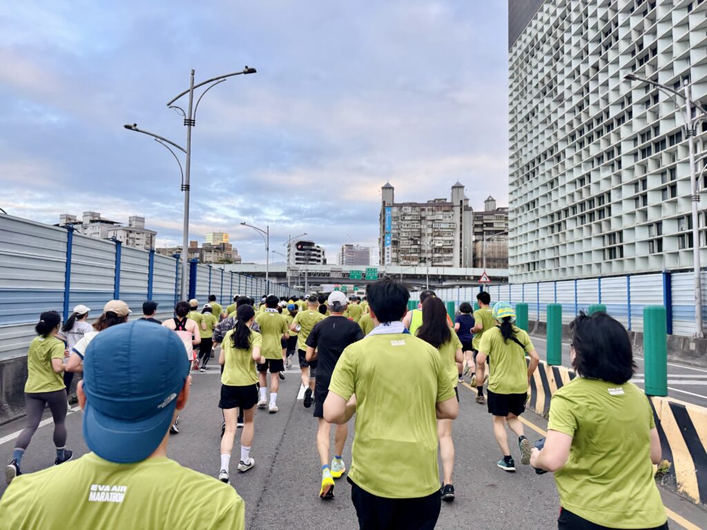 エバー航空マラソン 高架道路ラン中の様子