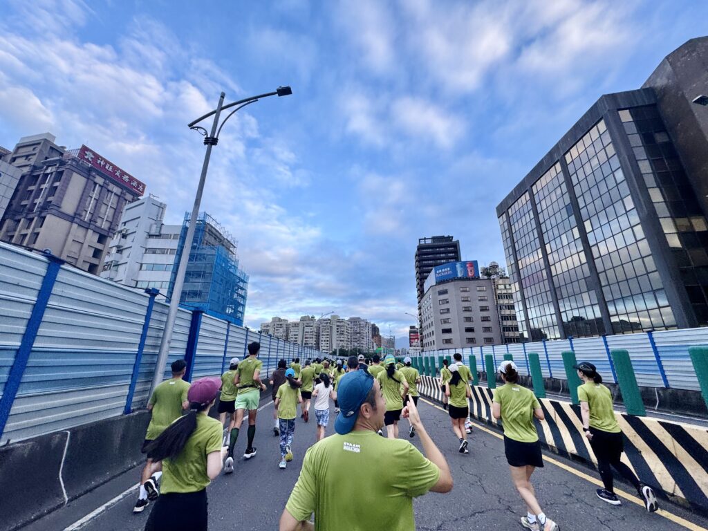 エバー航空マラソン 高架道路ラン中の様子