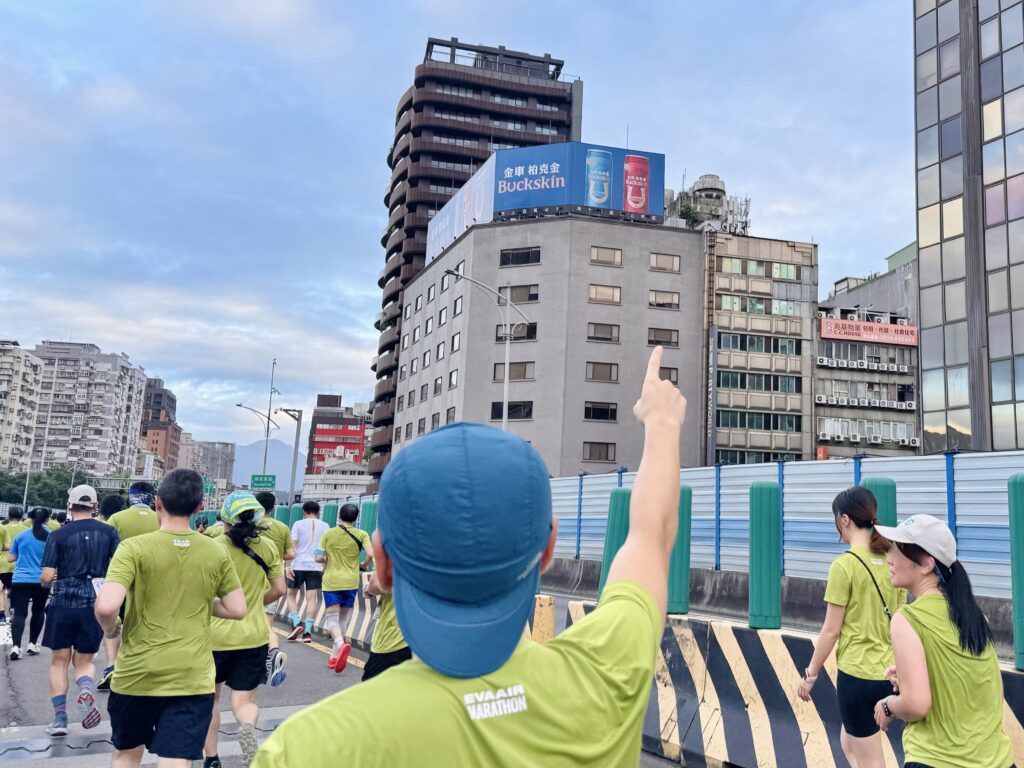 エバー航空マラソン Buckskinビールの看板を見つけて大よろこび