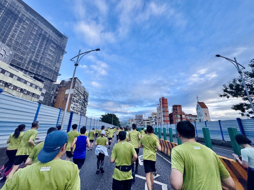 エバー航空マラソン 高架道路ラン中の様子