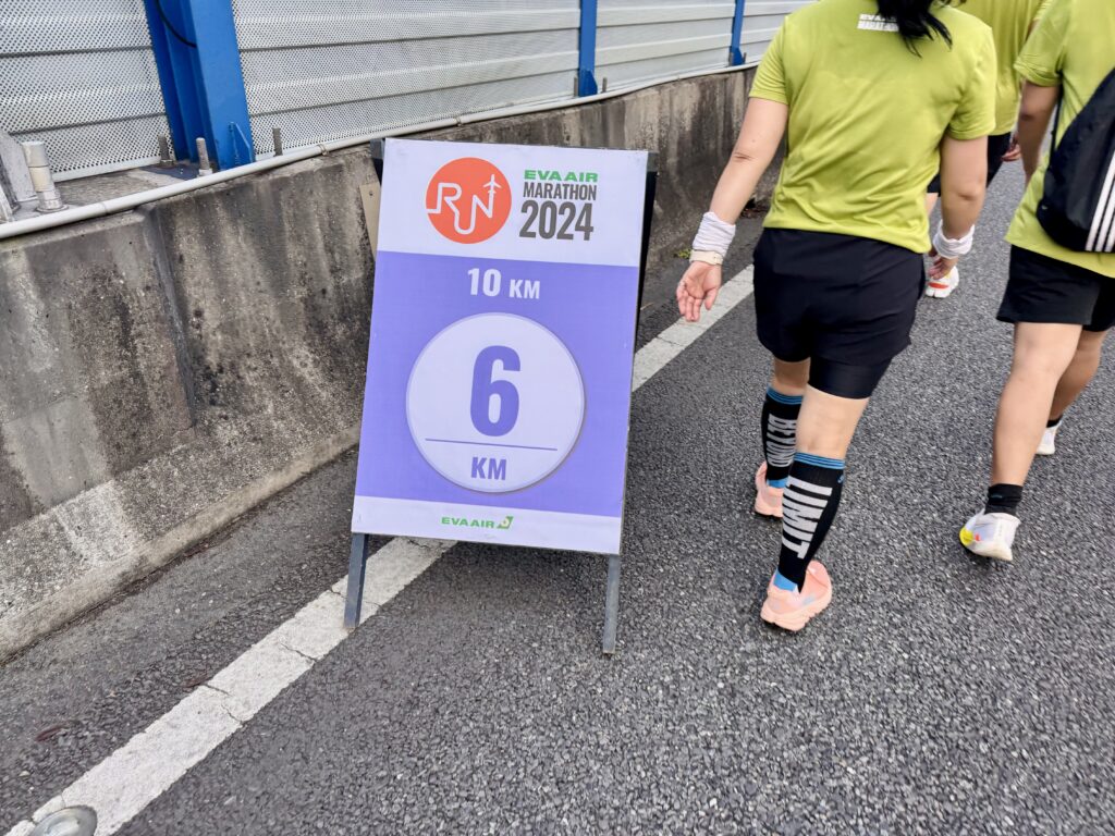 エバー航空マラソン 6km地点を通過