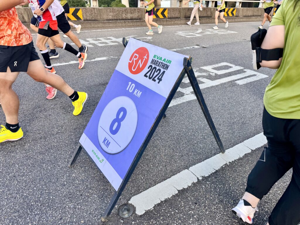 エバー航空マラソン 8km地点を通過