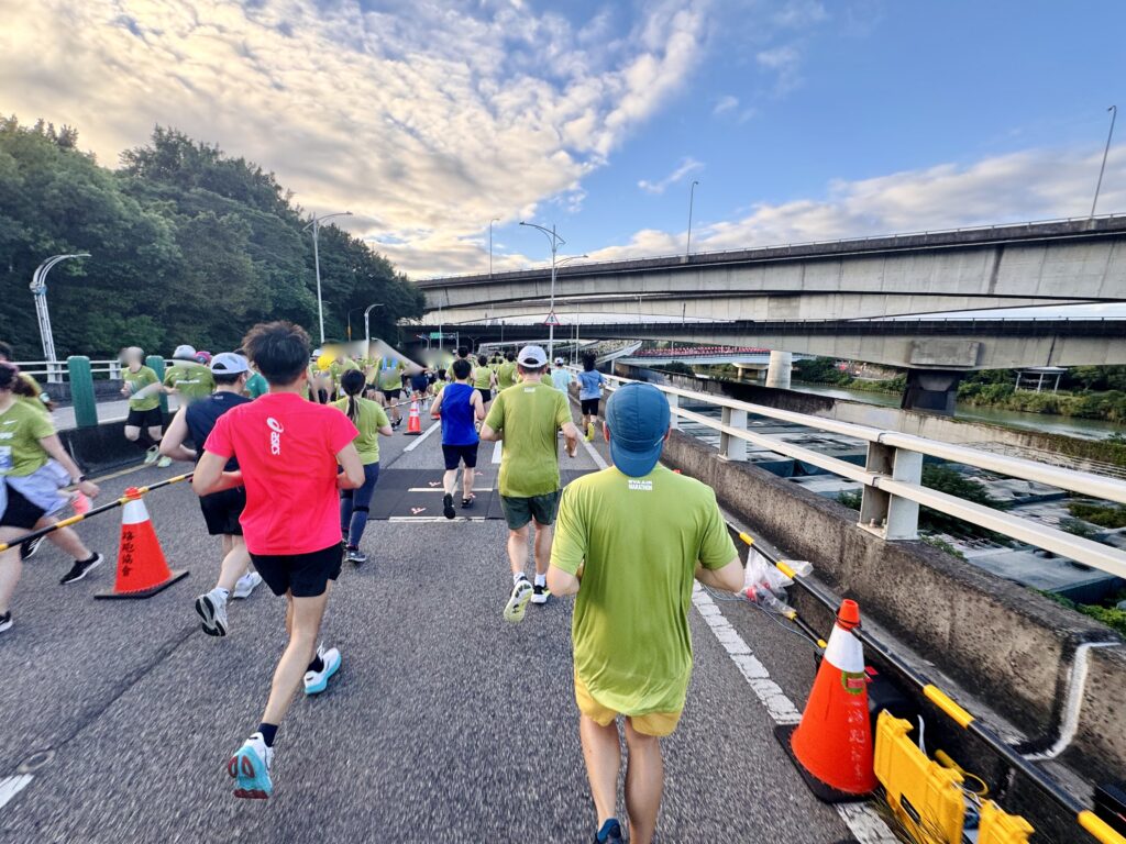 エバー航空マラソン 折り返し地点を通過