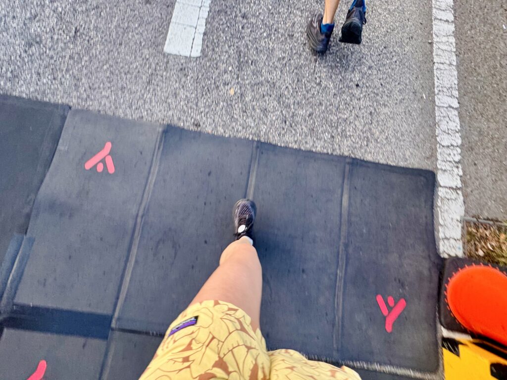 エバー航空マラソン 計測板にタッチ