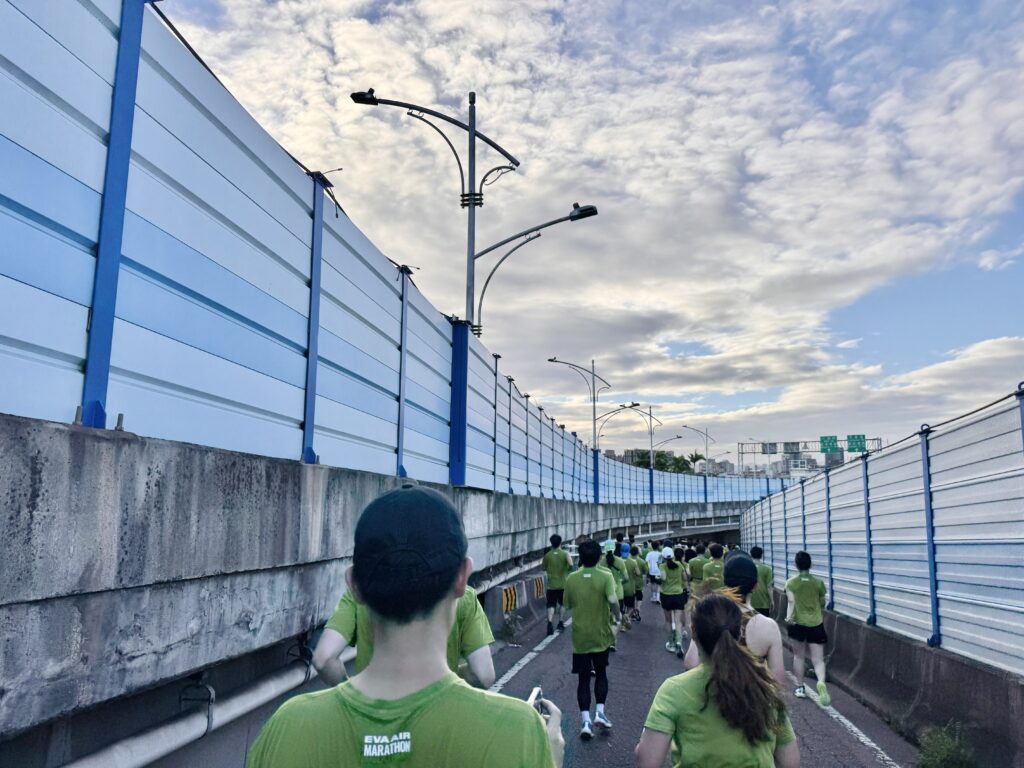 エバー航空マラソン 高架道路を下って一般道へ