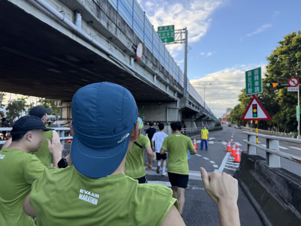 エバー航空マラソン 高架道路を下って一般道へ