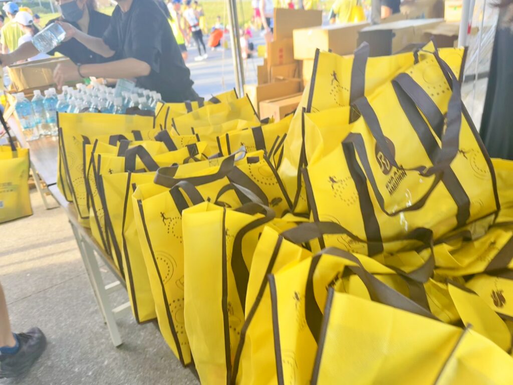 エバー航空マラソン 記念品受け取り