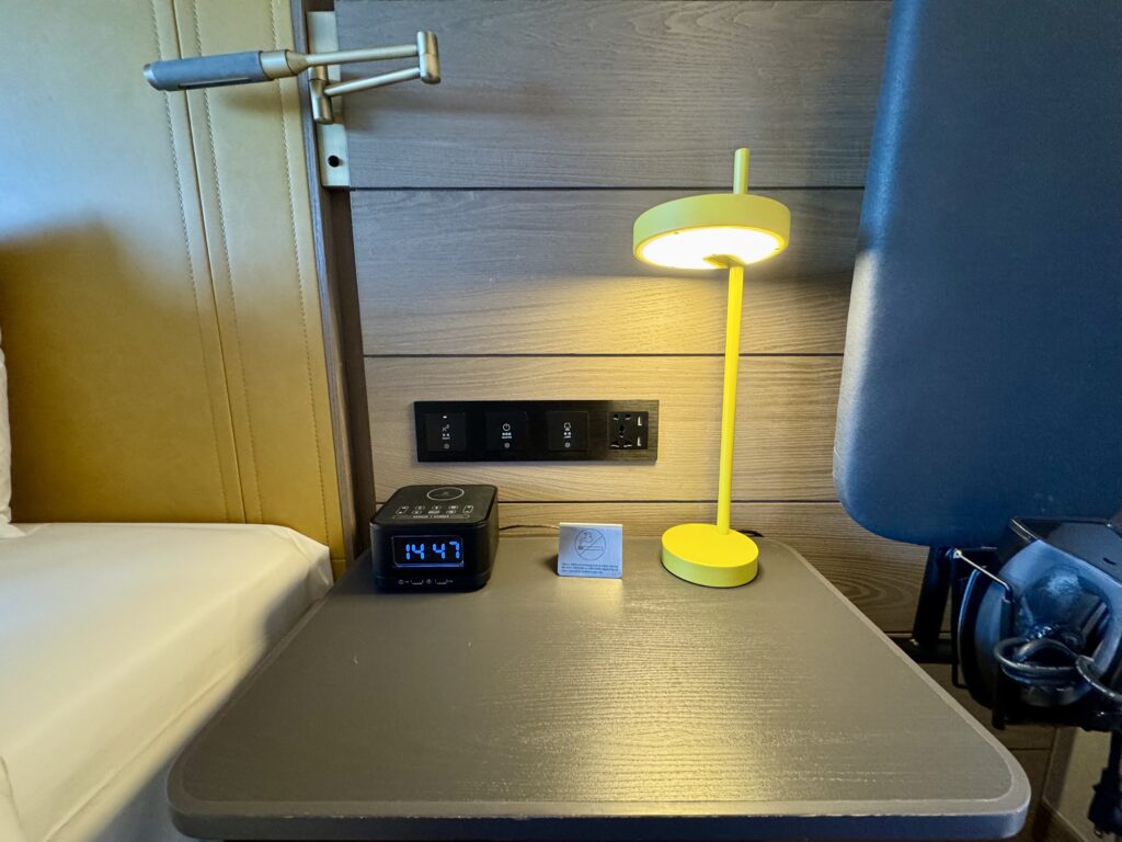 レゾナンス台北 ゲストルーム ベッドサイド