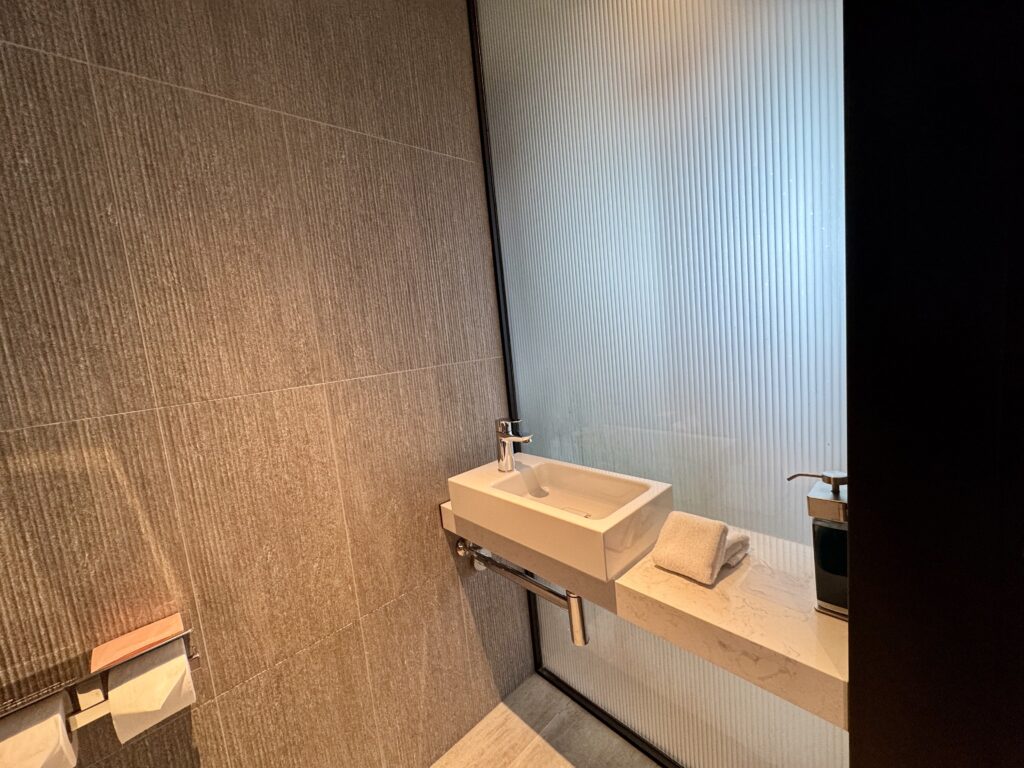 レゾナンス台北 ゲストルーム トイレ内の洗面台