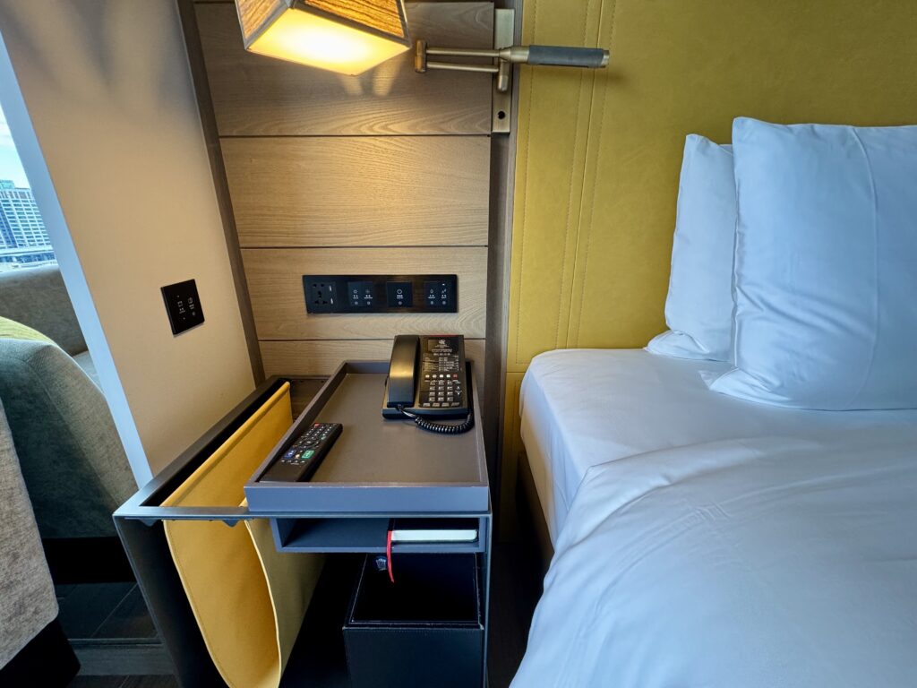 レゾナンス台北 ゲストルーム ベッドサイド