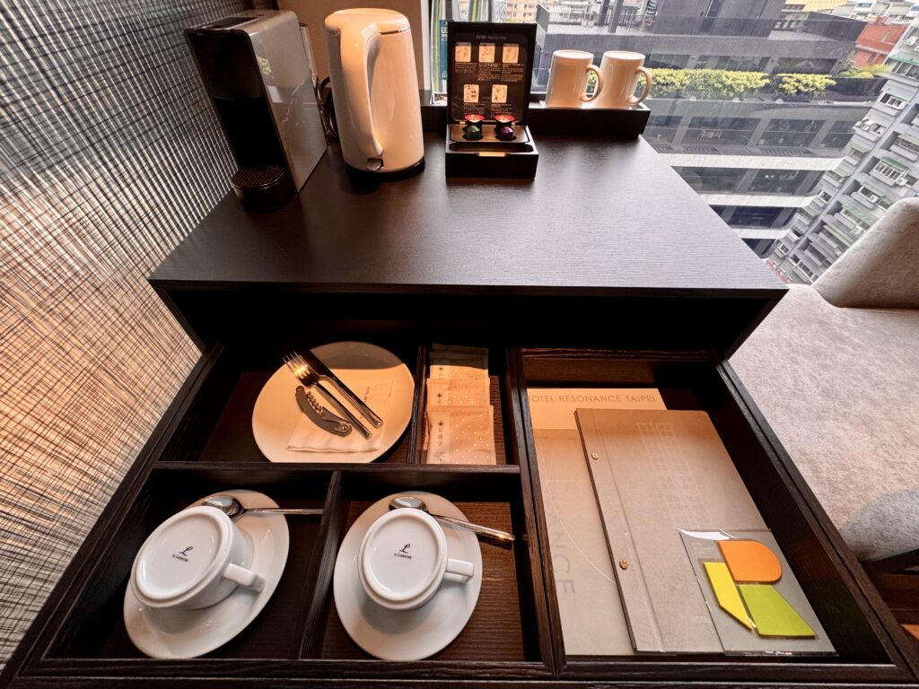 レゾナンス台北 ゲストルーム カップ類など食器