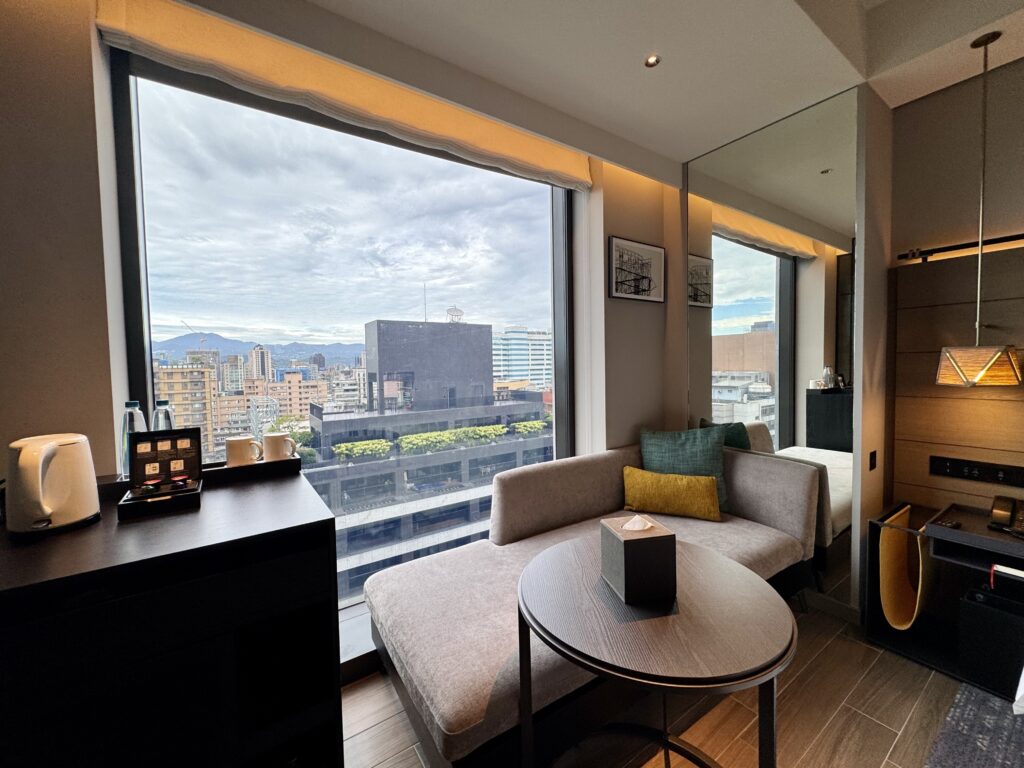 レゾナンス台北 ゲストルーム ソファとミニバーコーナー