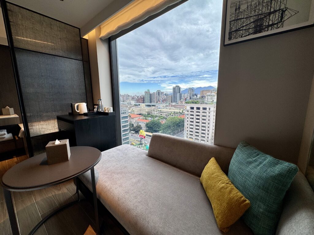 レゾナンス台北 ゲストルーム ソファからの眺め