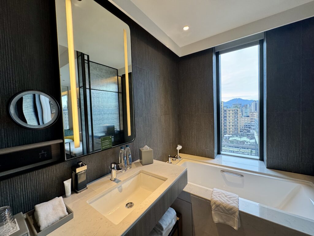 レゾナンス台北 ゲストルーム 洗面台と浴槽
