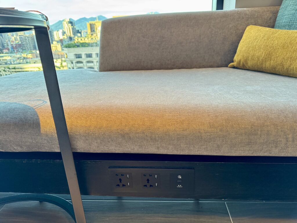 レゾナンス台北 ソファ下 コンセント