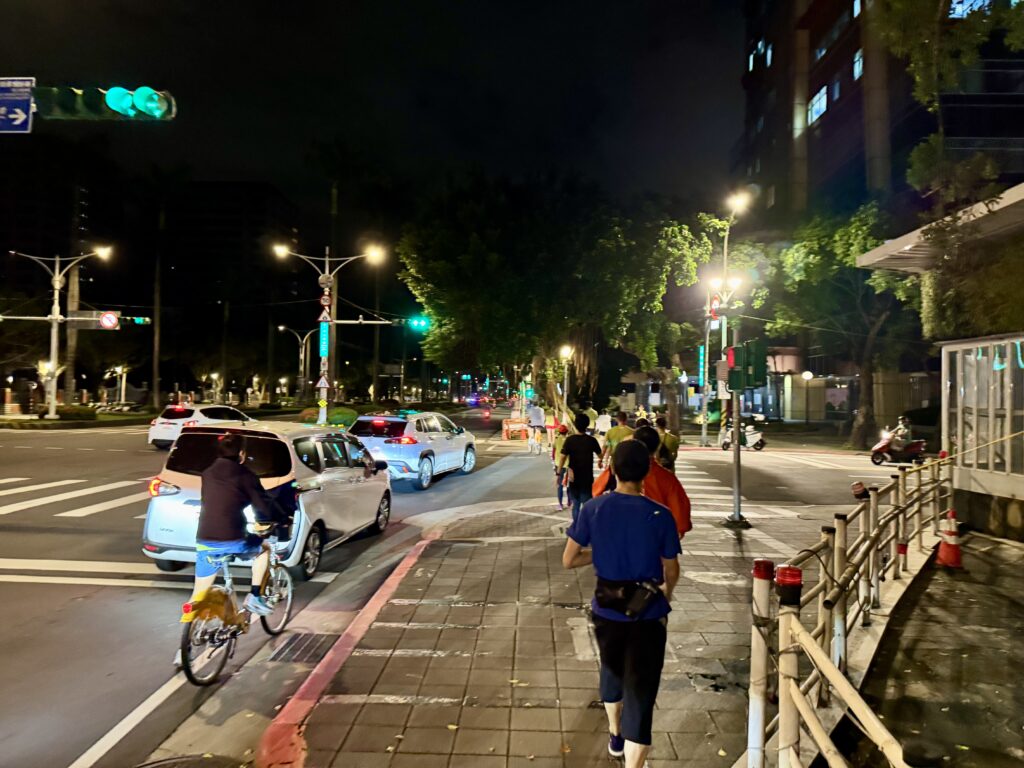 エバー航空マラソン スタート地点まで徒歩で移動