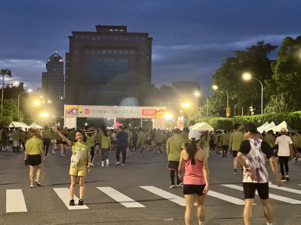 エバー航空マラソン 総統府前で記念撮影