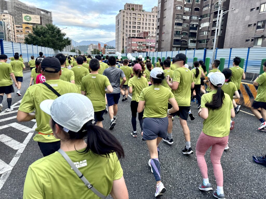 エバー航空マラソン　高架道路を走る