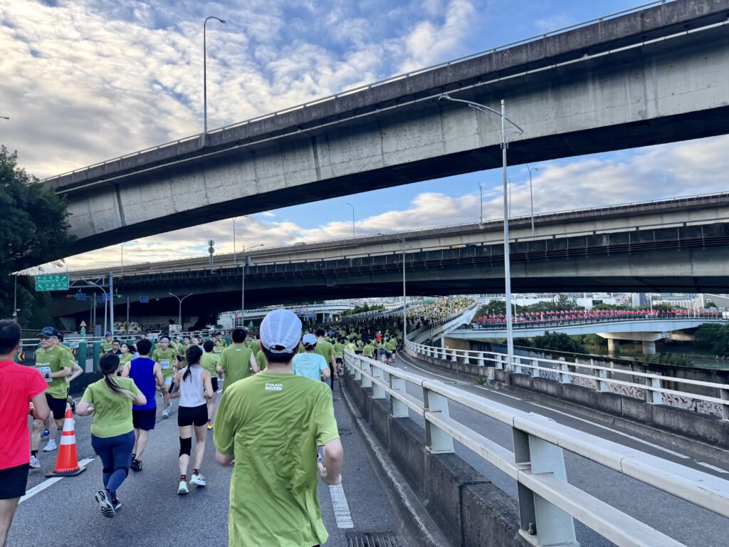 エバー航空マラソン　高架道路を走る