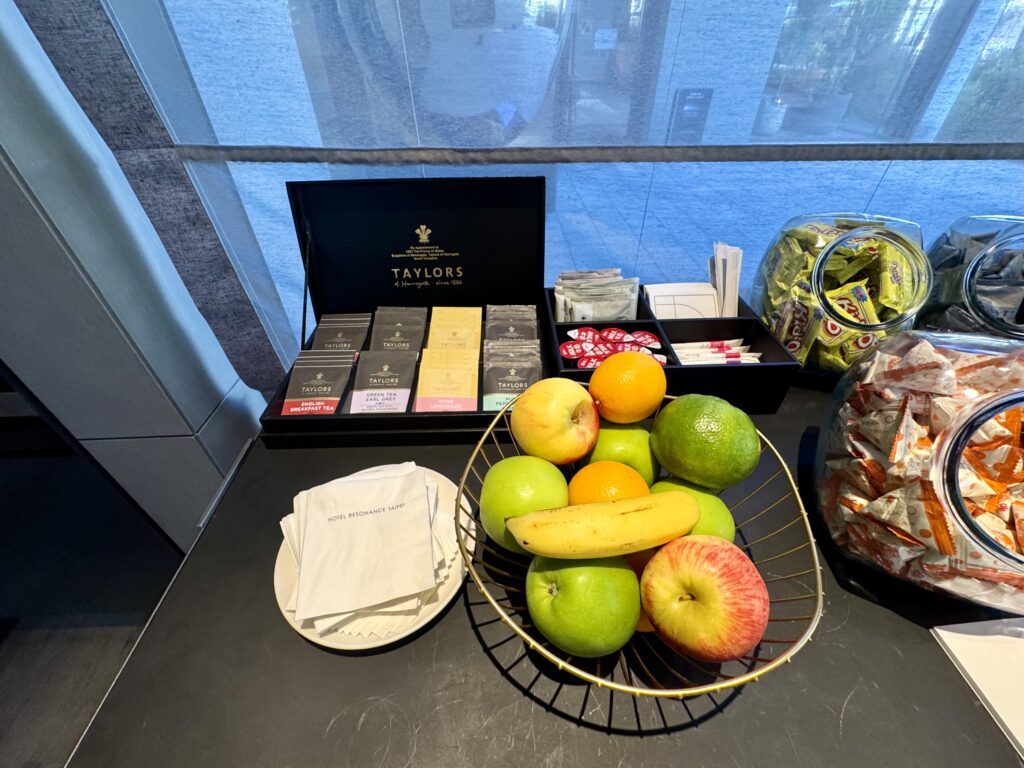 レゾナンス台北タペストリーコレクション ザポータル カフェスペース 軽食 フルーツ