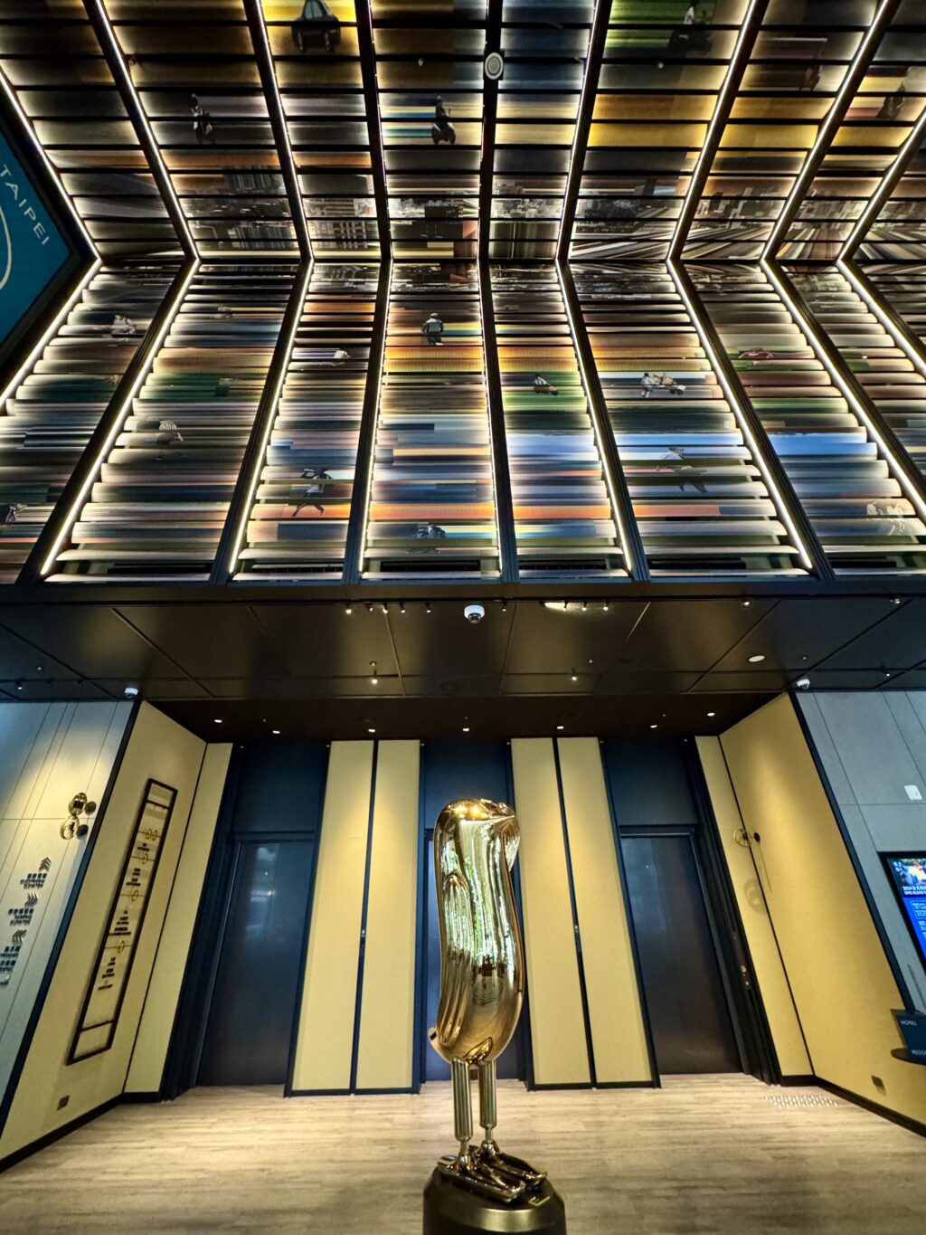 ホテルレゾナンス台北タペストリーコレクションbyヒルトン ロビー ペンギンのモニュメント