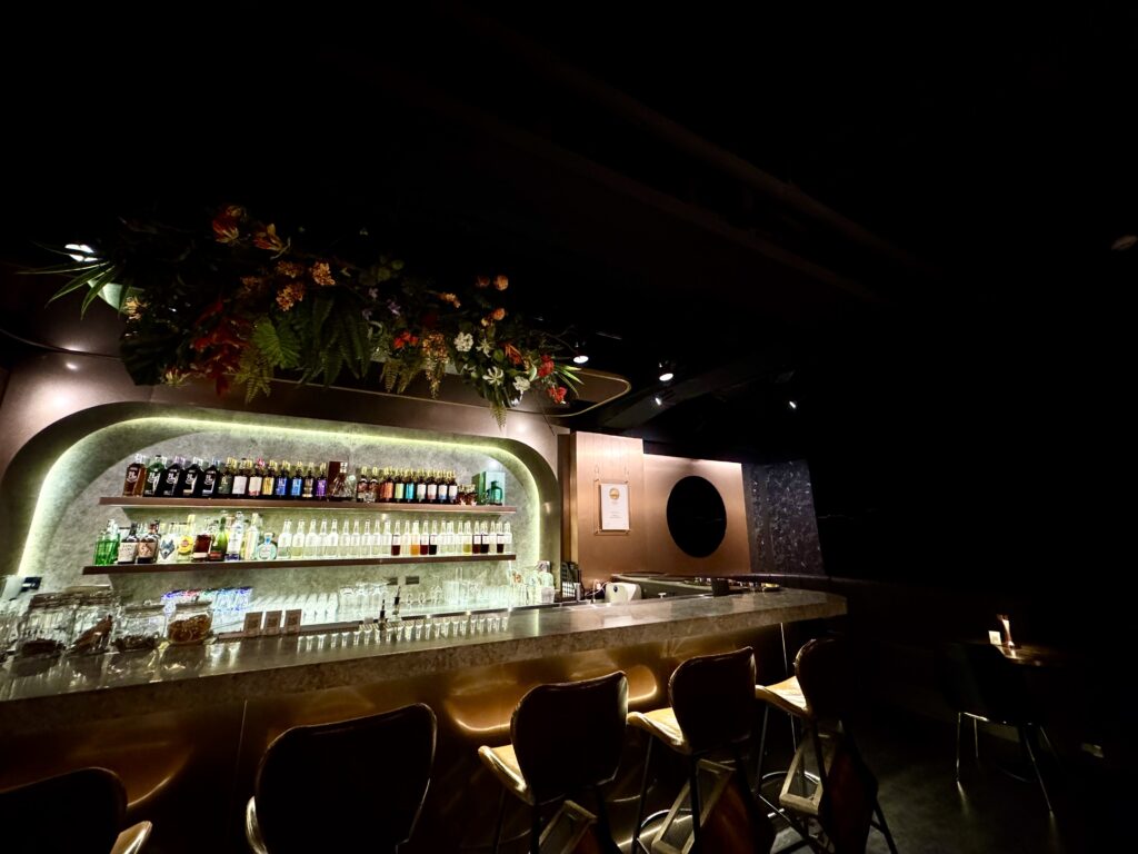 台北 カバランウイスキーバー カウンター
