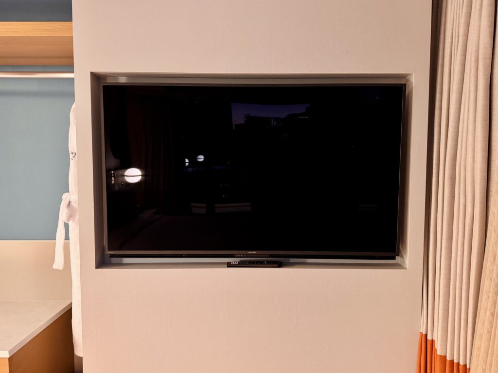 キャノピー大阪 コーナースイート ベッドルームのテレビ