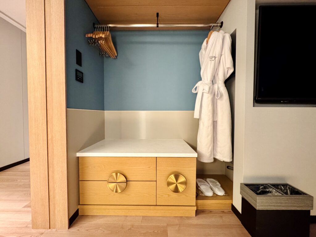 キャノピー大阪 コーナースイート ベッドルーム オープンクローゼット