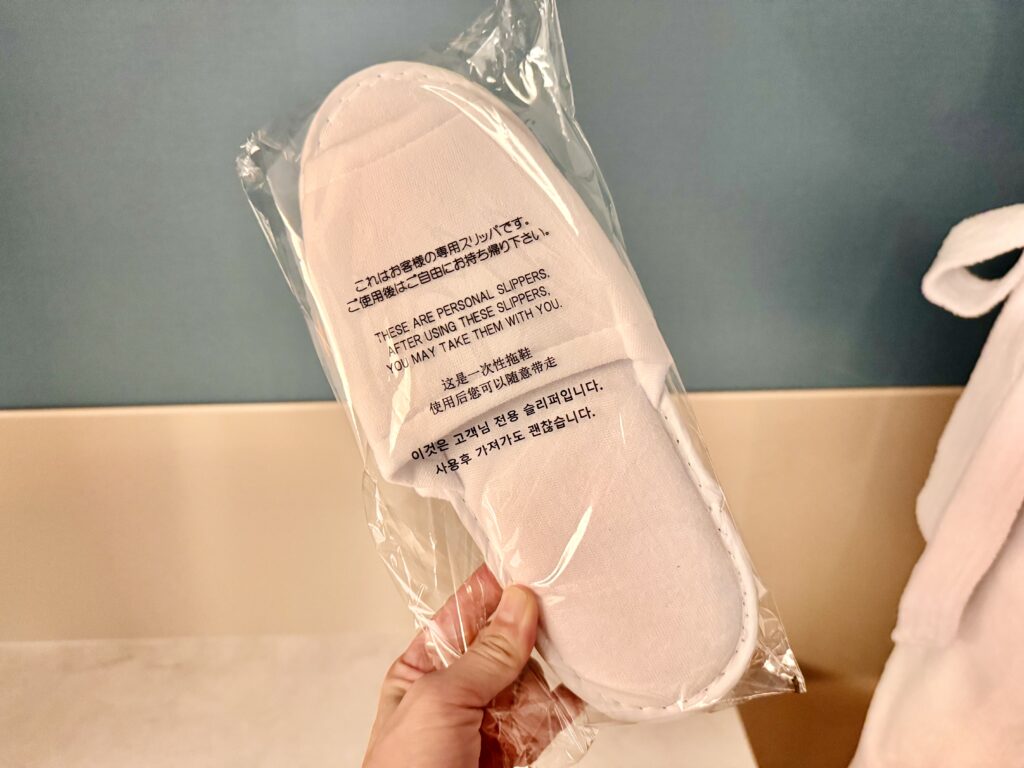 キャノピー大阪 コーナースイート ベッドルーム スリッパ