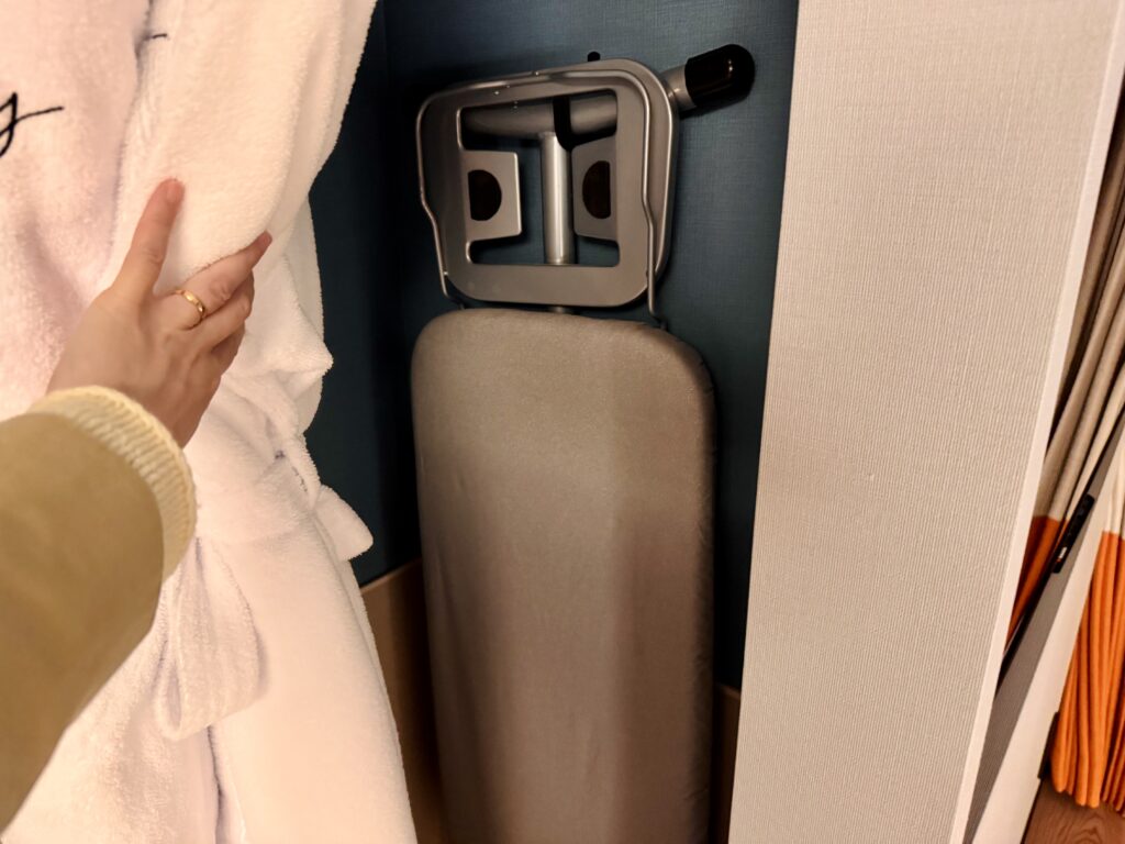 キャノピー大阪 コーナースイート ベッドルーム オープンクローゼット アイロン