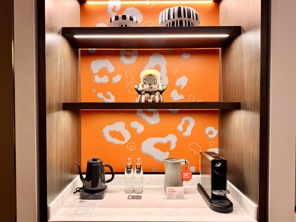 キャノピー大阪 コーナースイート リビングルーム ミニバーコーナー