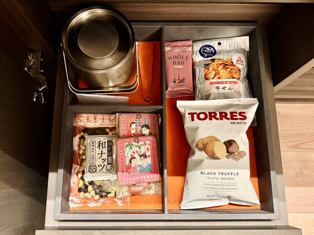 キャノピー大阪 コーナースイート リビングルーム ミニバーコーナー