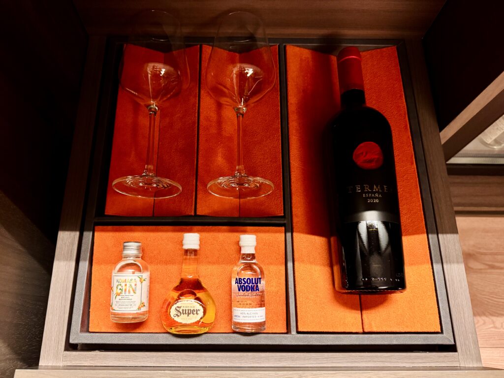 キャノピー大阪 コーナースイート リビングルーム ミニバーコーナー