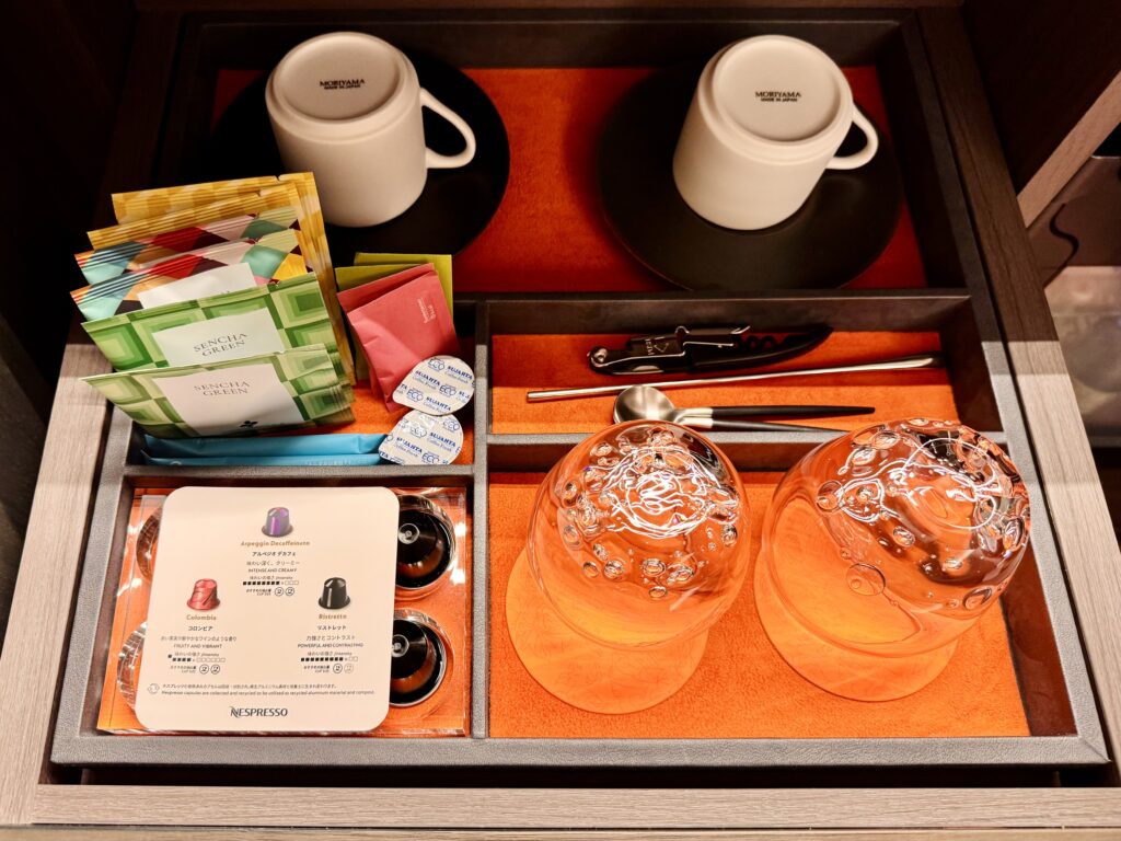 キャノピー大阪 コーナースイート リビングルーム ミニバーコーナー