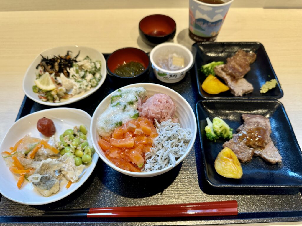 ドーミーイン川崎 朝食 海鮮丼 牛サーロインステーキ
